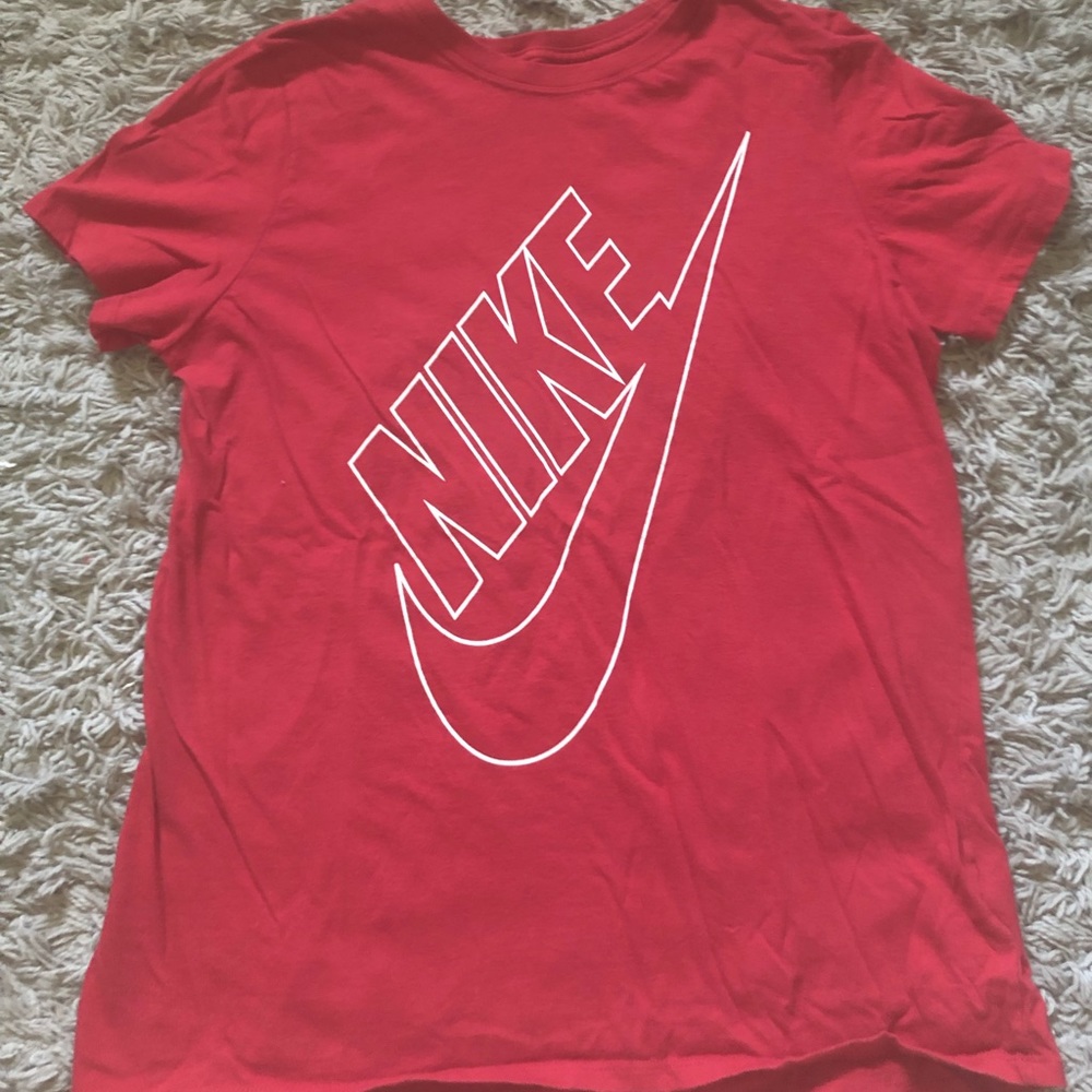 A very comfortable Nike t-shirt 🌹.